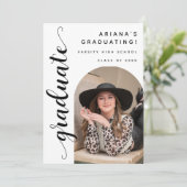 Faire-part Photo de remise de diplôme moderne noir blanc écri (Debout devant)