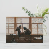 Faire-part Photo Minimaliste 'Bientôt ! ' Grossesse de bébé (Debout devant)