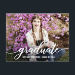 Faire-part photo moderne de graduation de script W<br><div class="desc">Carte Postale Photo Graduation De Script Moderne - Script Blanc (Retour Blanc)</div>