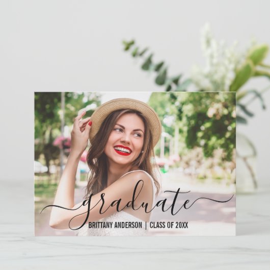 Faire-part Photo Moderne de la tendance Script Graduation (Debout devant)