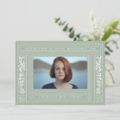 Faire-part Photo Sage Green Graduation (Debout devant)