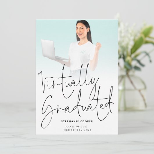 Faire-part Photo Virtually Graduated 2022 Graduation (Debout devant)