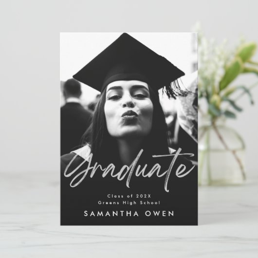 Faire-part Pinceau de teinte blanche Diplômé Script moderne p (Debout devant)