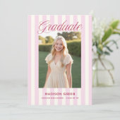 Faire-part Pink Striped Preppy Graduation (Debout devant)