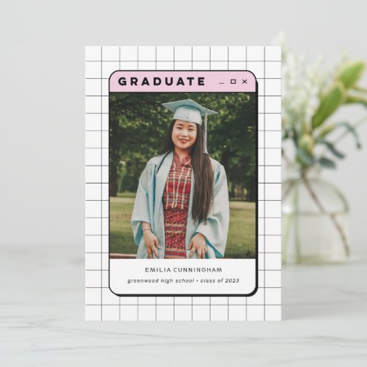 Faire-part Pink Y2K Rétro Ordinateur Aesthétique Graduation P (Debout devant)