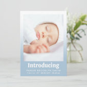 Faire-part Présentation de nouveau-né fille en photo bleu cla (Debout devant)