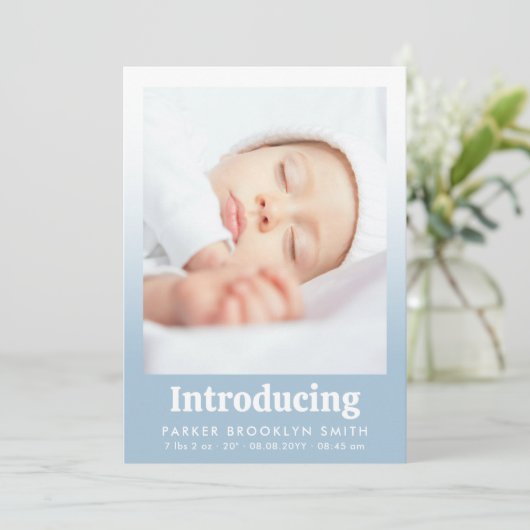 Faire-part Présentation de nouveau-né fille en photo bleu cla (Debout devant)