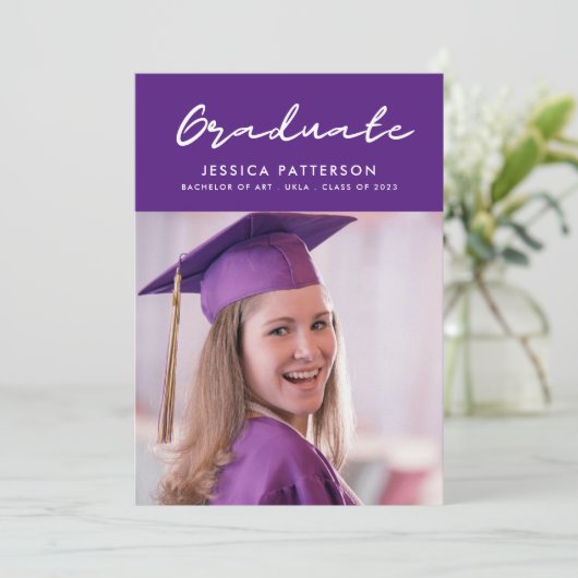 Faire-part Purple écriture manuscrite Diplômé Editable Gradua (Debout devant)