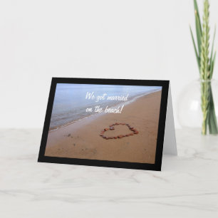 Faire-part Red Rocks Heart sur la plage de sable