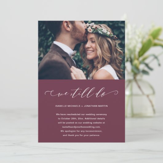 Faire-part Report de mariage Nous nous marions toujours Photo (Debout devant)