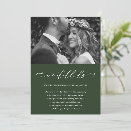 Faire-part Report de mariage vert Nous nous marions toujours  (Debout devant)