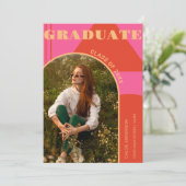 Faire-part Retro Arch rose et orange Photo Grad (Debout devant)