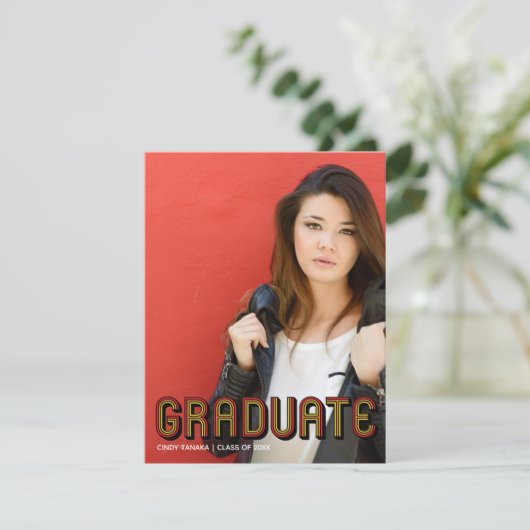 Faire-part Retro Red Script Unique Graduate Photo Graduate Gr (Debout devant)