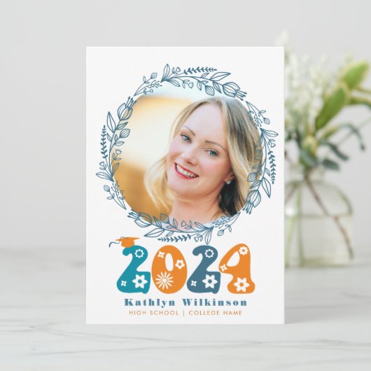 Faire-part Retro Super Script Floral Wreath Photo Graduation (Debout devant)