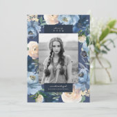 Faire-part Romantique Dusty Blue Floral Graduation Photo (Debout devant)