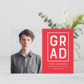 Faire-part Rouge | Moderne Grad Block Photo Graduation (Debout devant)