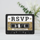 Faire-part RSVP Retro Cassette Tape Mariage (Debout devant)