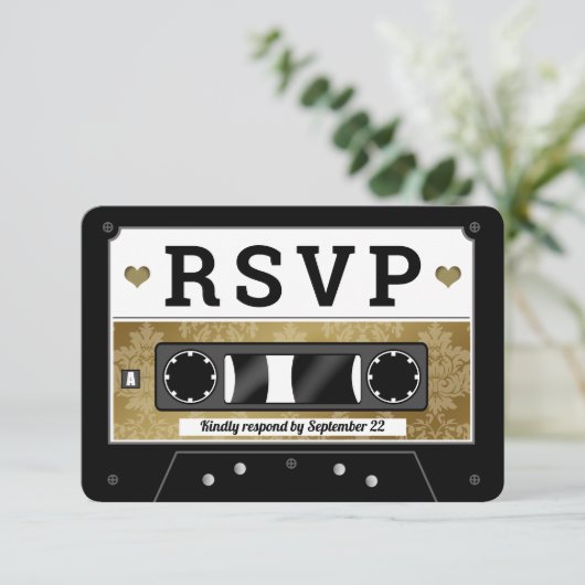 Faire-part RSVP Retro Cassette Tape Mariage (Debout devant)