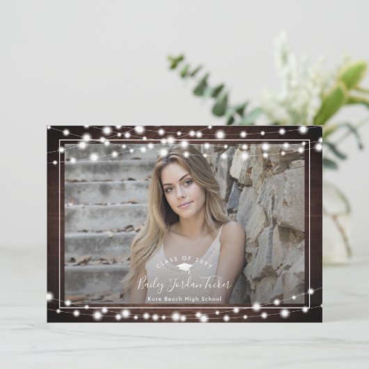 Faire-part Rustic String Lights Grad Casquette Photo Grad Dip (Debout devant)