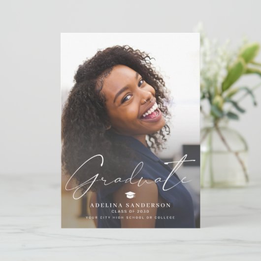 Faire-part Script 2 photo simple graduation tendance (Debout devant)