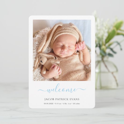 Faire-part Script bleu moderne Welcome Photo Baby Boy Birth A (Debout devant)