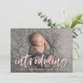 Faire-part Script de pinceau rose moderne Introduire la photo (Debout devant)