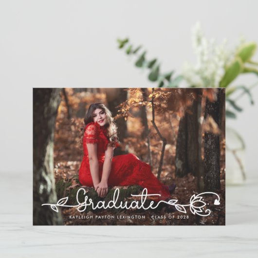 Faire-part Script manuscrit moderne Red Photo Graduation (Debout devant)