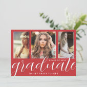 Faire-part Script Red Graduate 3-Photo Graduate (Debout devant)