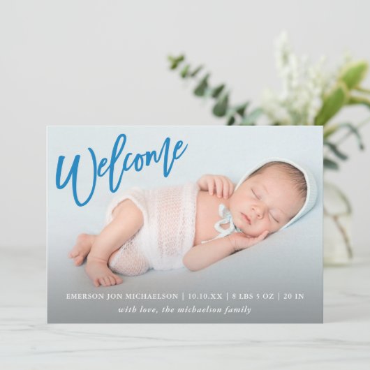 Faire-part Script tendance de bienvenue bleu avec photo bébé (Debout devant)