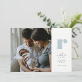 Faire-part Simple annonce de naissance bleu classique initial (Debout devant)