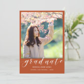 Faire-part Simple Graduation Photo White Script sur Orange (Debout devant)