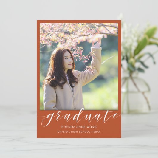 Faire-part Simple Graduation Photo White Script sur Orange (Debout devant)