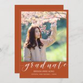 Faire-part Simple Graduation Photo White Script sur Orange (Devant / Derrière)