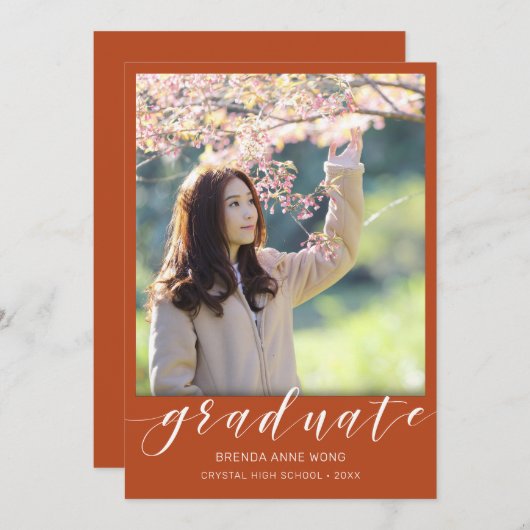 Faire-part Simple Graduation Photo White Script sur Orange (Devant / Derrière)