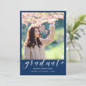 Faire-part Simple Graduation Photo White Script sur Royal Blu (Debout devant)