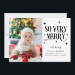 Faire-part So Very Merry Holiday Baby Photo<br><div class="desc">Carte de faire-part de naissance de vacances fantasque avec 2 photos de votre nouveau-né avec un texte en police rétro qui dit "si joyeux" avec des étoiles autour.</div>