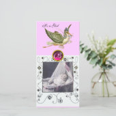Faire-part STORK BABY SHOWER SWIRLS MONOGRAMME ruby blanc (Debout devant)