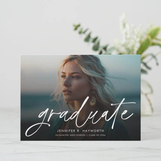 Faire-part Trendy Script Overlay Multi Photo Graduation (Debout devant)