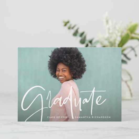 Faire-part Trendy Script Overlay | Photo Graduation de deux (Debout devant)