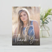 Faire-part Trendy Script Overlay Photo Graduation Merci (Debout devant)