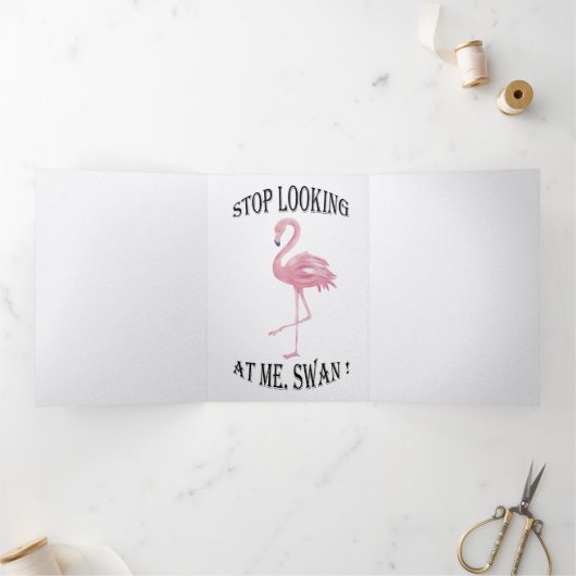 Faire-part Trois Volets Arrêtez de me regarder Swan (Intérieur)