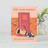 Faire-part Un mignon chien déplaçant sa maison devant la port (Debout devant)