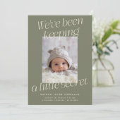 Faire-part Une petite annonce de naissance moderne vert olive (Debout devant)