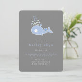 Faire-part Whimsical Cute Blue Whale Monogramme Baby Boy Birt (Debout devant)