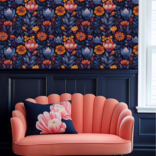 Fairycore Whimsical Sinaasappel, Rood, en Blauwe B Behang (Fairycore Whimsical Orange, Red, and Blue Floral Wallpaper above a coral scalloped sofa.)