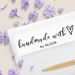 Fait à la main avec amour | Étiquette Pastel Monog<br><div class="desc">Personnalisez vos produits faits à la main avec un ensemble d'autocollants pastel personnalisés avec un script fantaisiste "fait à la main avec amour" et votre propre monogramme. Consultez notre magasin pour une collection artisanale avec amour et beaucoup d'autres articles qui sont là pour vous assurer que vous vous démarquez dans...</div>