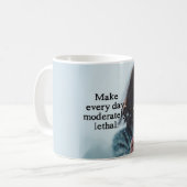 Faites chaque tasse modérément mortelle de jour (Devant gauche)