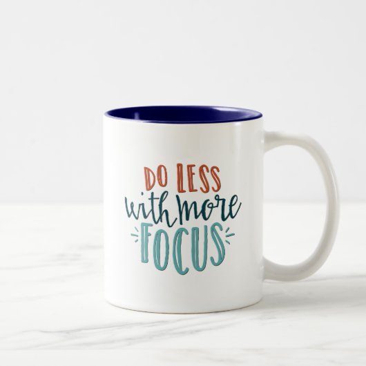 Faites moins avec plus de citation ciblée Mug (Droit)