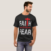 Faith Over Fear Inspirerend - groot kruis voor man T-shirt (Voorkant volledig)