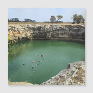 Falaises en calcaire et cartes magnétiques des eau